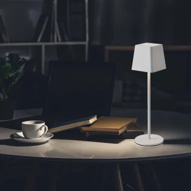 LED punjiva dimabilna stona lampa bela sa četvrtastim abažurom IP 54 V-TAC