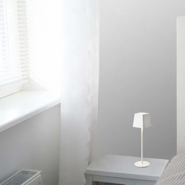 LED punjiva dimabilna stona lampa bela sa četvrtastim abažurom IP 54 V-TAC