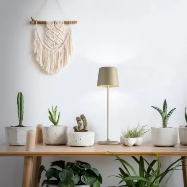 LED punjiva dimabilna stona lampa Kaami BRILLIANT