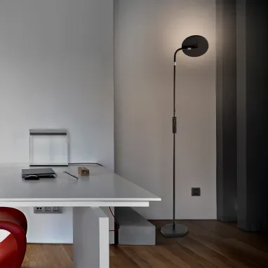 LED podna lampa Volta crna dimabilna CCT SCHULLER