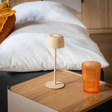 Stona punjiva lampa bela Poco u IP zaštiti ZUMA LINE